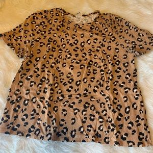 Leopard tee, slight puff sleeve